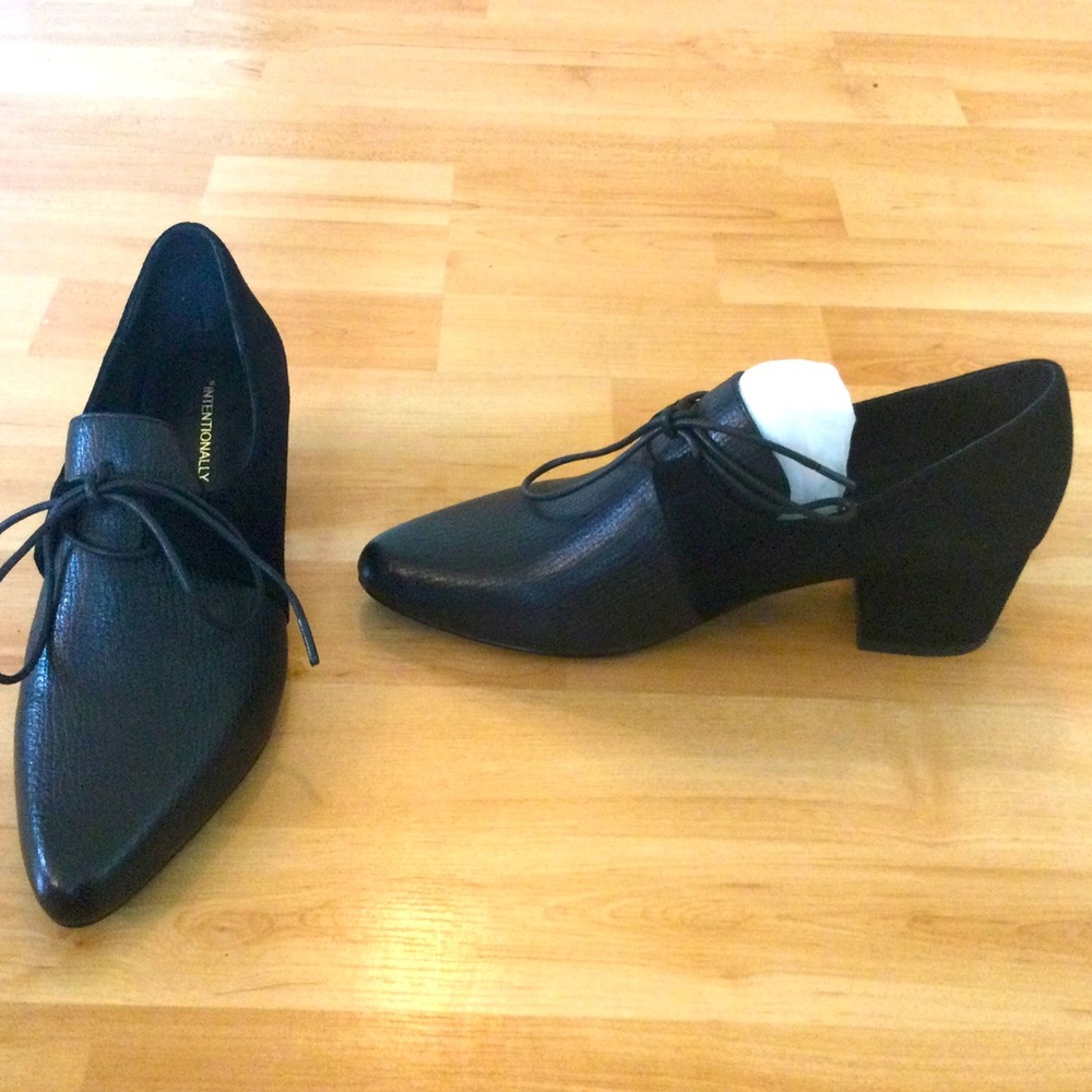 NWT Intentionally Blank heeled leather oxfords, Size 6